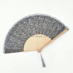 Abanico de encaje blanco con varillas de madera para bodas y fiestas - Product Image 6