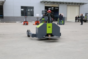 Transpaleta Eléctrica Chengli, Capacidad de Carga de 1 Tonelada, Longitud de Horquilla de 1200 mm, Uso en Pavimento Exterior, Operación de Pie - Product Image 5