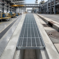 Plateforme de circulation en acier inoxydable moderne sur mesure, galvanisée à chaud, avec grille dentelée, marche d'escalier et tranchée de drainage