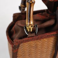 Keranjang Penyimpanan Dekoratif Anyaman Bambu Artisan, Organizer Berlapis Sutra dengan Pegangan Akar Alami untuk Dekorasi Rumah