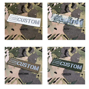 ตัวอักษรผ้า MC สี่เหลี่ยมสะท้อนแสงออกแบบได้ตามต้องการตราสัญลักษณ์ที่กำหนดเองพร้อมตะขอและห่วงหลากสี - Product Image 5