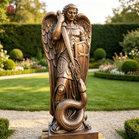 Statue en bronze grandeur nature du Saint-Archange Michel avec épée et bouclier écrasant un serpent, sculpture religieuse de jardin