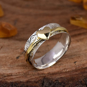 Anello con Design Geometrico a Cuore Bicolore Stile Vintage per Donne - Product Image 4