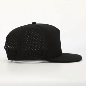 Casquette Snapback Hip-Hop Noire Personnalisée à 5 Panneaux avec Logo Brodé, Casquette de Sport à Visière Plate avec Trous Découpés au Laser, Vente en Gros - Product Image 4