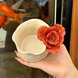 Taza de Café de Cerámica Hecha a Mano, Tridimensional, con Rosa <span class=keywords><strong>Roja</strong></span> Pintada a Mano, Color Subesmaltado, Diseño Retro de Lujo Ligero, para Oficina o Cafetería - Product Image 3