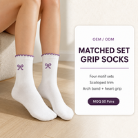 Chaussettes de sport d'intérieur antidérapantes personnalisées avec logo, chaussettes de Pilates à grip, 4 couleurs, points de grip en silicone, chaussettes mi-mollet OEM ODM