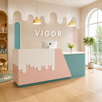 Comptoir de réception moderne et durable en bois pour maternelle, éducation préscolaire, garderie, centre commercial, hôtel, personnalisable