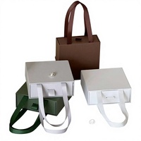 Boîte à bijoux de luxe avec poignée en ruban, boîte d'emballage personnalisée en carton ondulé avec gaufrage