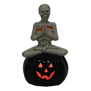 Squelette Zen priant sur les lumières de citrouille d'Halloween, artisanat en céramique avec Led, décorations de figurine de table de yoga fête intérieure