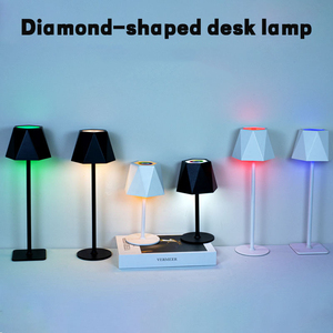 Lampe de table LED avec base d'ampoule E26 et design flexible pour les cafés, les restaurants, les bars, les chambres - Veilleuse de chevet - Product Image 4