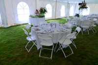 Tables rondes pliables en plastique blanc de 48 pouces pliables en deux, portables et durables pour le camping, pour les fêtes et les mariages en plein air