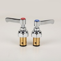 Accessoires de robinet à cartouche de compression en laiton de conception moderne Clapet anti-retour à ressort avec noyau de valve pour application dans la salle de bain