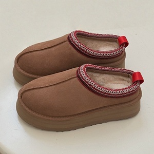 Giày <span class=keywords><strong>UGG</strong></span> là một thương hiệu nổi tiếng về giày bốt cổ điển chất lượng cao và giày thường, thích hợp cho cả sử dụng trong nhà và ngoài trời. - Product Image 3