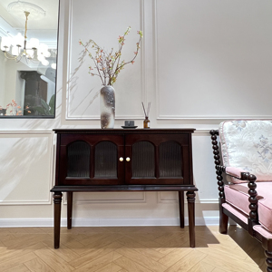 Mobile Contenitore Classico Retrò in Legno Massello per Soggiorno e Ingresso, Credenza in Noce Scuro con Ante in <span class=keywords><strong>Vetro</strong></span> Scanalato e Gambe Tornite - Product Image 4
