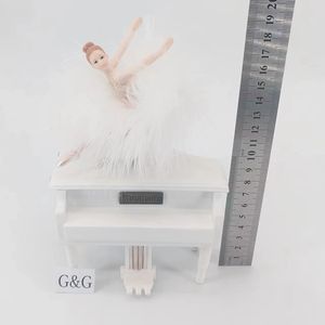 Cadeaux de vacances créatifs danse piano blanc ballet fille plume résine boîte à musique rotative - Product Image 4