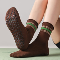Vente en gros OEM personnalisé de haute qualité Jacquard lettres respirant anti-dérapant coton Fitness Pilates Crew Yoga chaussettes