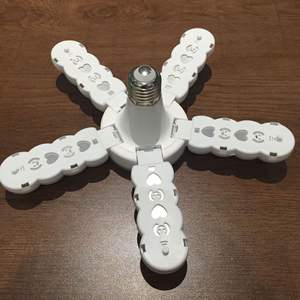 Lámpara de techo Carcasa blanca Almacén Ahorro de energía Sin parpadeo Colgante plegable Bombilla plegable de <span class=keywords><strong>cinco</strong></span> hojas - Product Image 4