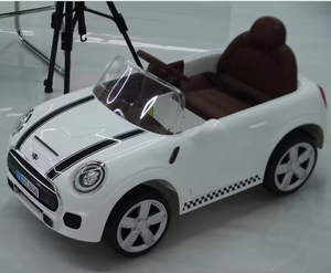 Une <span class=keywords><strong>voiture</strong></span> électrique à deux moteurs et alimentée par batterie, utilisée par des enfants. - Product Image 4