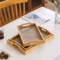Plateau en bambou avec poignées découpées en arche, fond en panneau composite, surface tissée à motif de roseau pour la décoration de la salle à manger, du salon, du café et des aliments