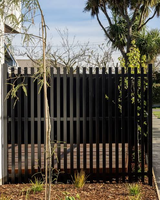 Panneaux de clôture en aluminium à piquets verticaux pour l'extérieur, conçus pour les conditions climatiques difficiles avec résistance à la corrosion