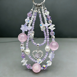 Chaîne de téléphone polyvalente tendance de luxe rose à triple chaîne avec pendentif cœur en perles et résine cristalline détachable de 15 cm - Product Image 3