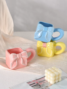 <span class=keywords><strong>Mug</strong></span> en céramique à nœud papillon carré en couleur pleine - Grande capacité Style mignon <span class=keywords><strong>Mug</strong></span> de rentrée scolaire avec motif de cœur pour la maison et l'usage quotidien - Product Image 1