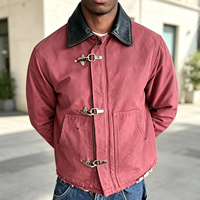 Veste en toile vieillie délavée à l'acide avec col en cuir vintage et boucle avion, fabriquée sur mesure par Ouna Clothing Manufacturer