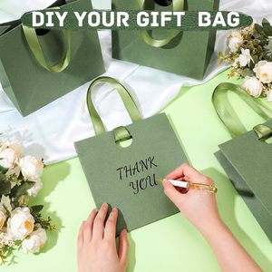 Sacs en papier perforés personnalisés pour les boutiques de vêtements, les cadeaux, l'emballage d'achats et les sacs souvenirs - Fabriqués sur commande - Product Image 4