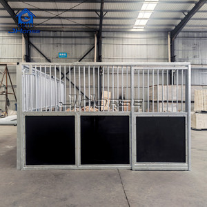 Façades de box à chevaux temporaires et économiques, noires, avec portes coulissantes, fenêtres et panneaux pour écuries - Product Image 1