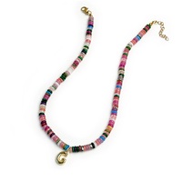 Collier perlé noué à la main tendance avec pierres colorées et lettres ovales pour femme, idéal au quotidien