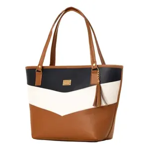 Bolso Tote para Mujer Fana Carola M3840 Color Block de Microfibra y Cuero Sintético Color Camel con Borla para Uso Diario - Product Image 1