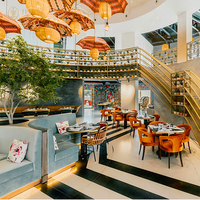 Canapés de restaurant de luxe en forme de U et en rangée droite avec tables et chaises en marbre de restaurant, mobilier de café