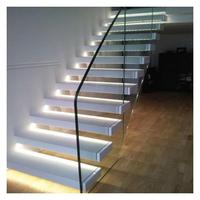 Escalier flottant cantilever d'intérieur avec support invisible, marches en bois massif et garde-corps en verre, sur mesure pour villa et usage domestique