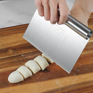 ที่ขูดแป้งสแตนเลสแบบมีด้ามจับยาวพร้อมสเกลสำหรับตัดแป้งทำขนม - Product Image 2