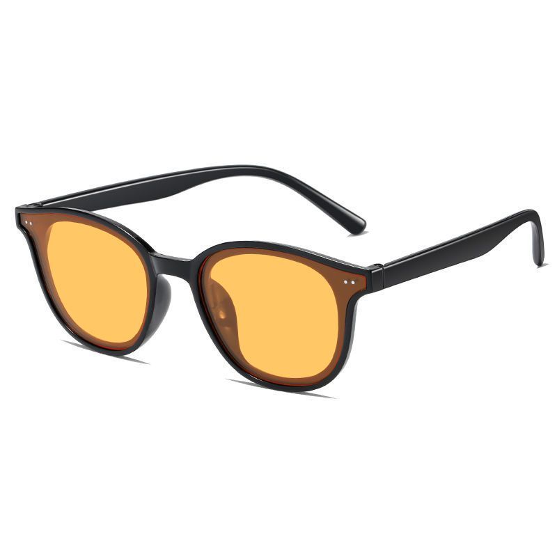 Monture noire, verres marron