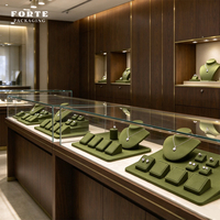 Présentoir de bijoux de luxe sur mesure FORTE vert olive pour colliers, boucles d'oreilles et bagues – Ensemble de présentation de bijoux de boutique