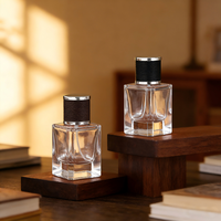 Flacon de parfum en verre de luxe rectangulaire avec bouchon magnétique, estampé or, 30/50/100 ml, avec pompe pulvérisatrice, rechargeable, diffuseur à bâtonnets, faible MOQ, avec boîte