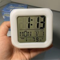 Réveil électronique pour enfants avec veilleuse 7 couleurs, affichage numérique, fonction snooze - Alimenté par piles, décoration de chambre