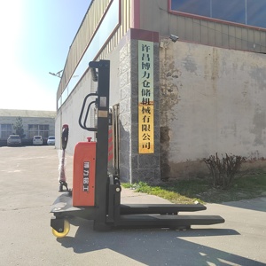 Carrello Elevatore Elettrico Portatile Autocaricante da 1 Tonnellata, 1,5 Tonnellate, 2 Tonnellate - Product Image 4