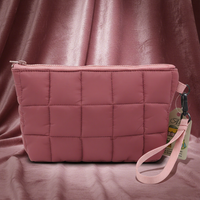 Sac à main matelassé en nylon de luxe avec logo personnalisé, sac de maquillage imperméable pour femme, fermeture éclair durable