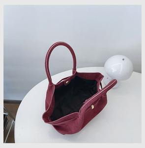 Borse a Mano da Donna di Tendenza in Pelle Scamosciata Personalizzate Borse da Shopping in Camoscio da Donna - Product Image 5