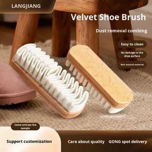 Brosse à chaussures en cuir nubuck avec manche en bois et poils en caoutchouc pour la saleté - Product Image 2