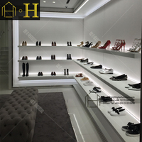 Schrank mit Glasvitrine, Tisch für Schuhe, Ausstellungsraum-Display, Deko-Ideen für Schuhgeschäfte, Namen für Schuhgeschäfte