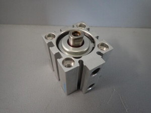 Cilindro Compacto AEN-S-32-10-I-P-A, Diámetro de 32 mm, Carrera de 10 mm, PNP, 10-36 V CC, con Sensor de Posición - Product Image 2