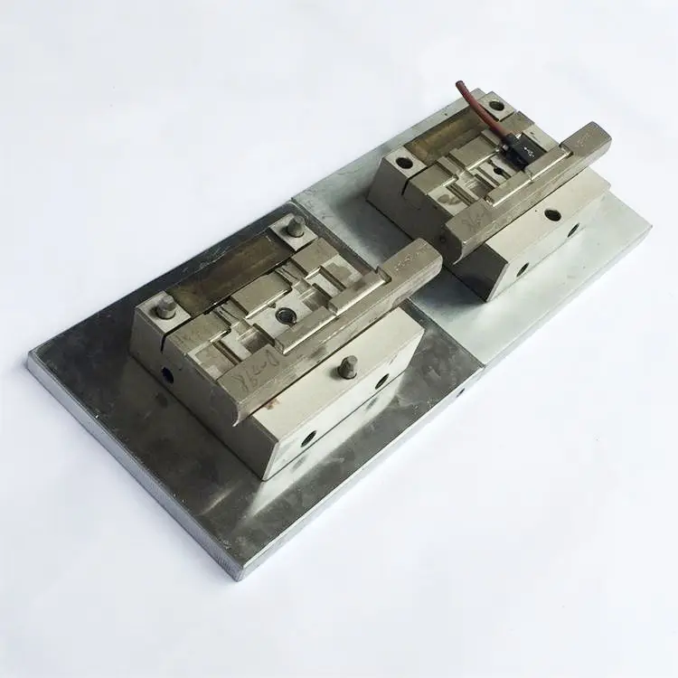 AITUO verticale macchina di stampaggio ad iniezione USB femmina cavo dati tipo C e uno stampo