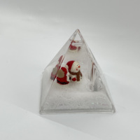 Papeterie liquide colorée avec de jolis flotteurs, porte-stylo décoratif transparent en forme de pyramide avec des cerfs et des bonhommes de neige