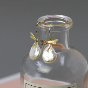 Pendientes de Perlas Pequeños de Estilo Retro Literario Francés para Mujer, Aspecto Original, Plata de Ley, Libélula, Estilo Barroco - Product Image 1