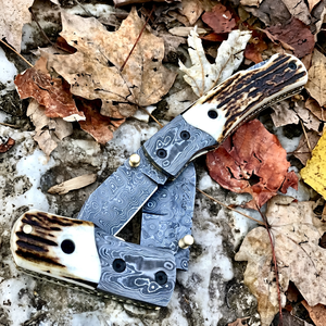 Cuchillo de caza de acero de Damasco con punta curva, mango de asta de ciervo y diseño de perilla para el pulgar - Product Image 1