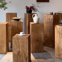 Table basse carrée en bois massif avec tabouret d'angle bas et base en bois sculpté décoratif et ornements en pile