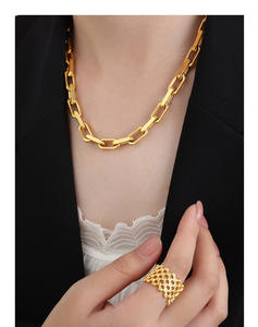 طقم مجوهرات عصري يتضمن قلادة وسوار بسلسلة سميكة على طراز الهيب هوب - Product Image 6